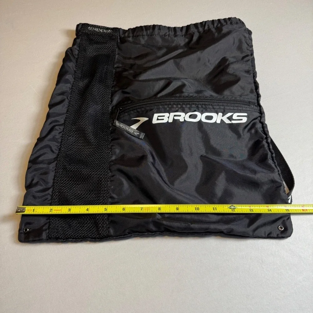 Brooks Running Drawstring Cinch Bag‎ Black Mesh Panel Zipper Pocket Backpack